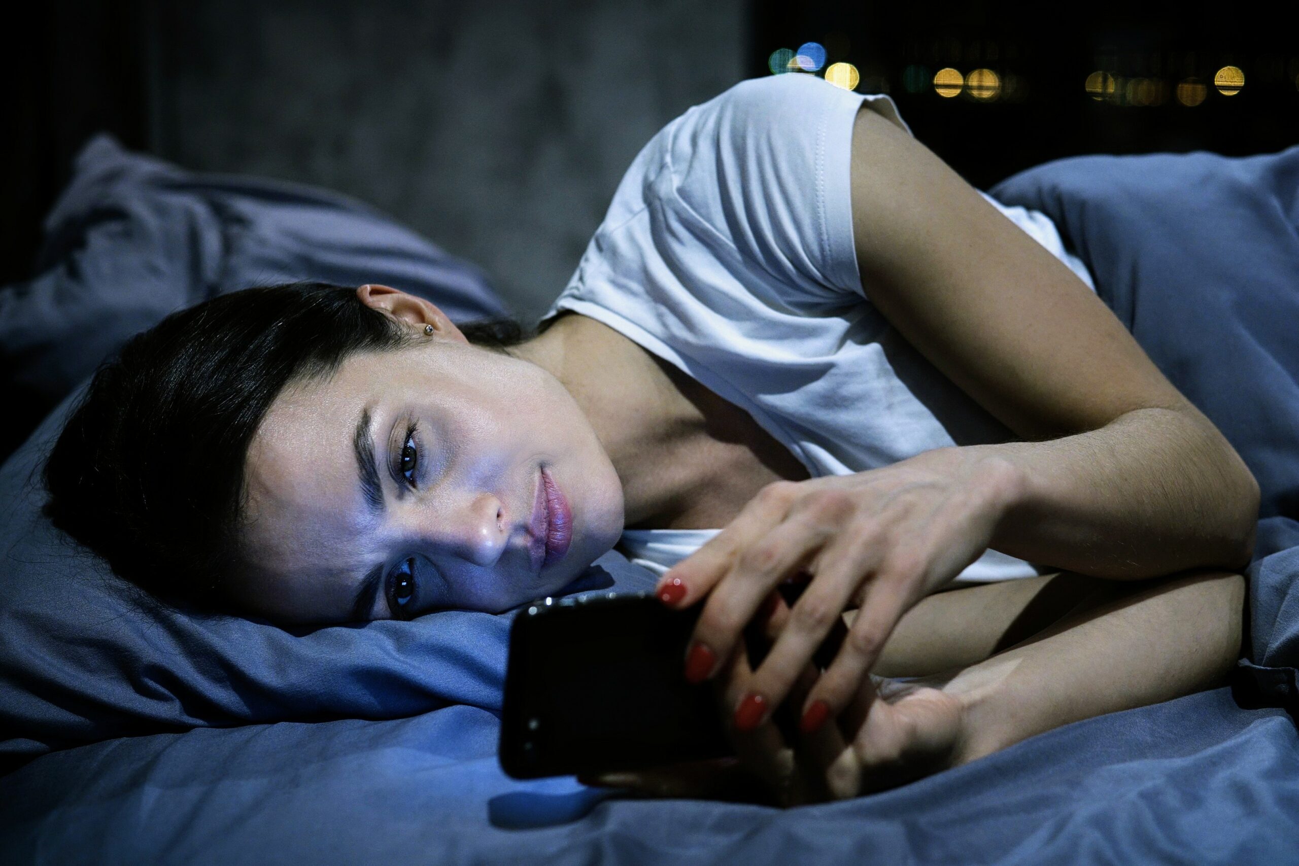 Что случится с вашим организмом, если вы будете сидеть в телефоне перед сном: четыре последствия
