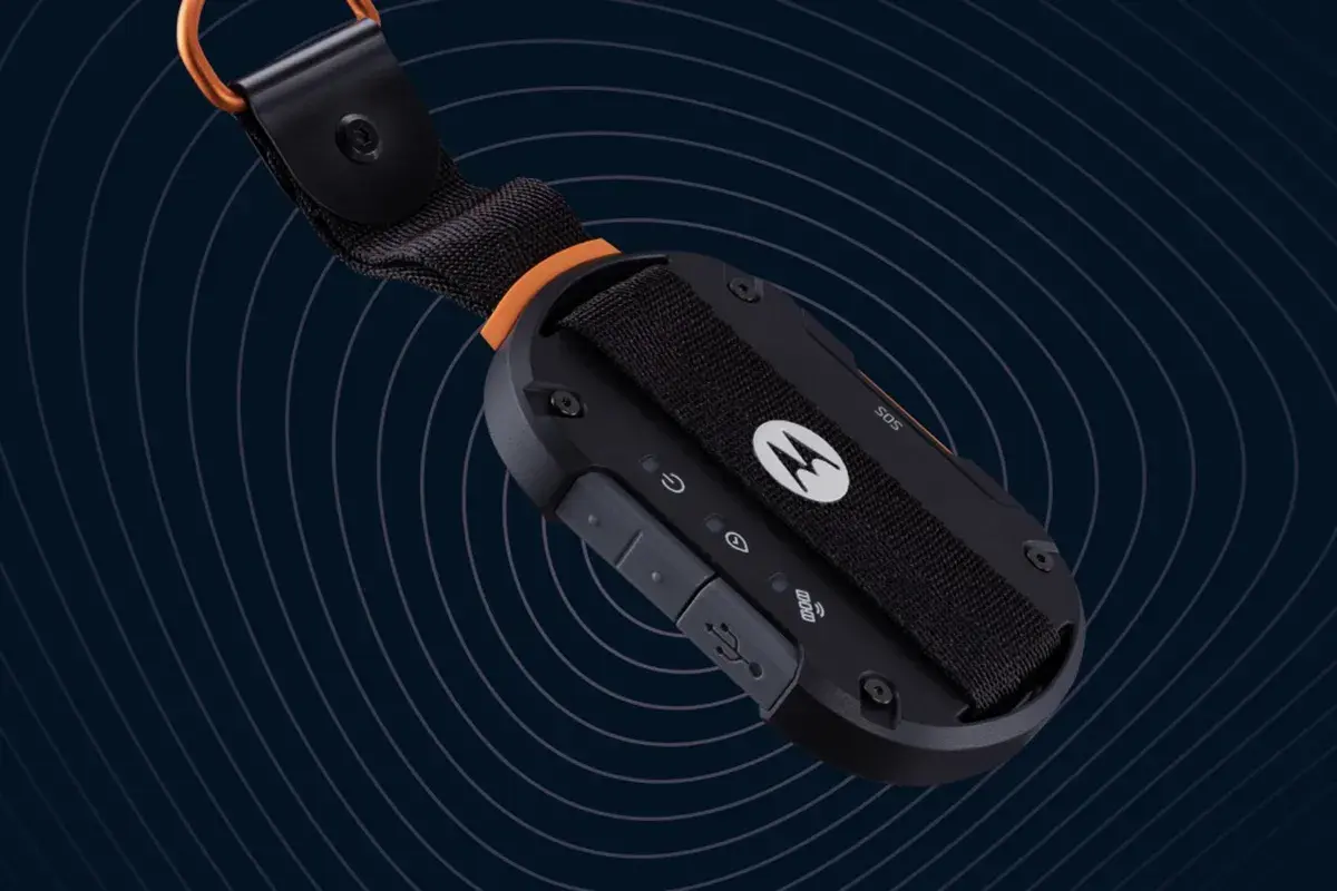 Bluetooth-брелок Motorola позволит любому смартфону использовать спутниковую связь