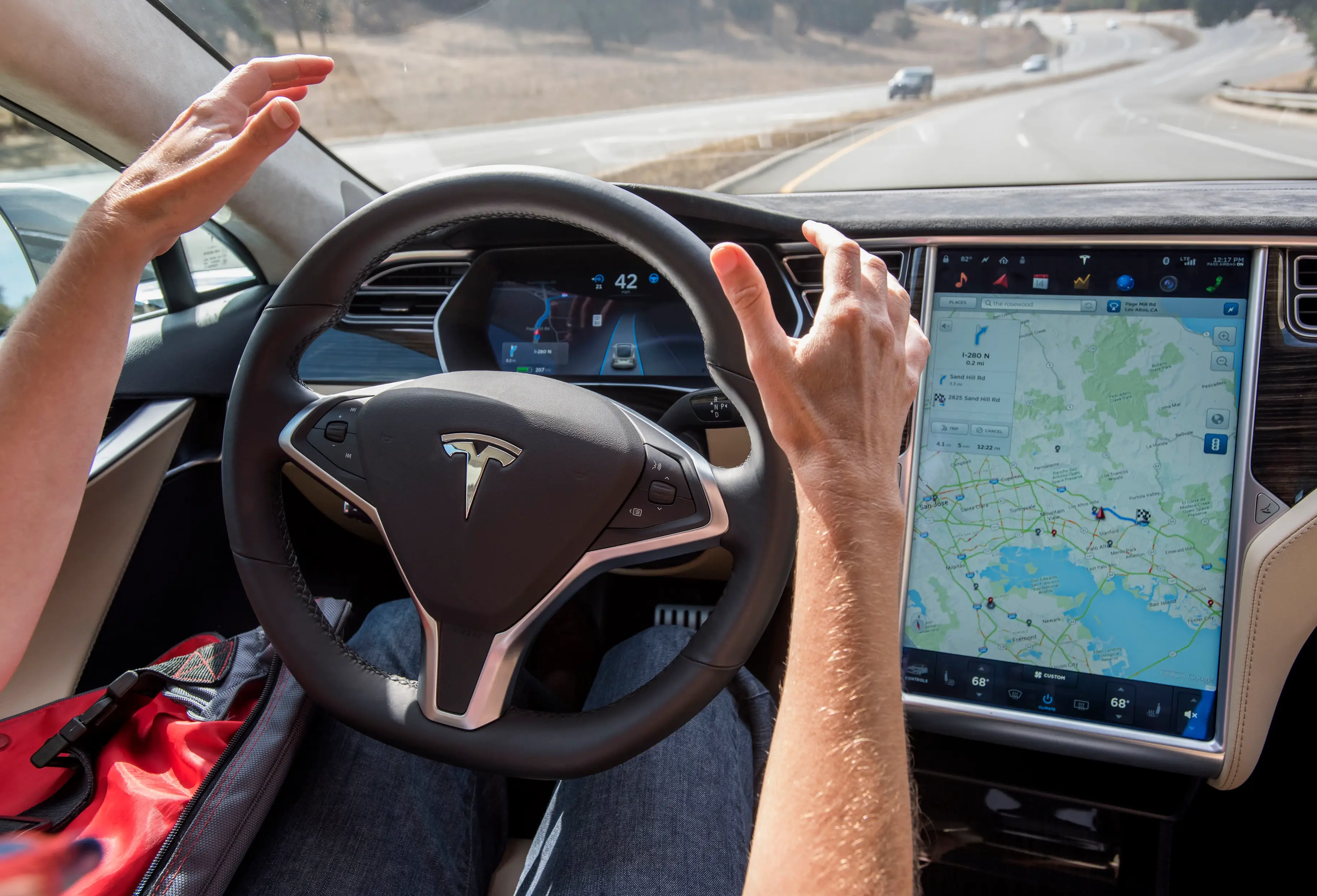 Tesla временно прекратила установку автопилота на свои электромобили из-за давления регуляторов