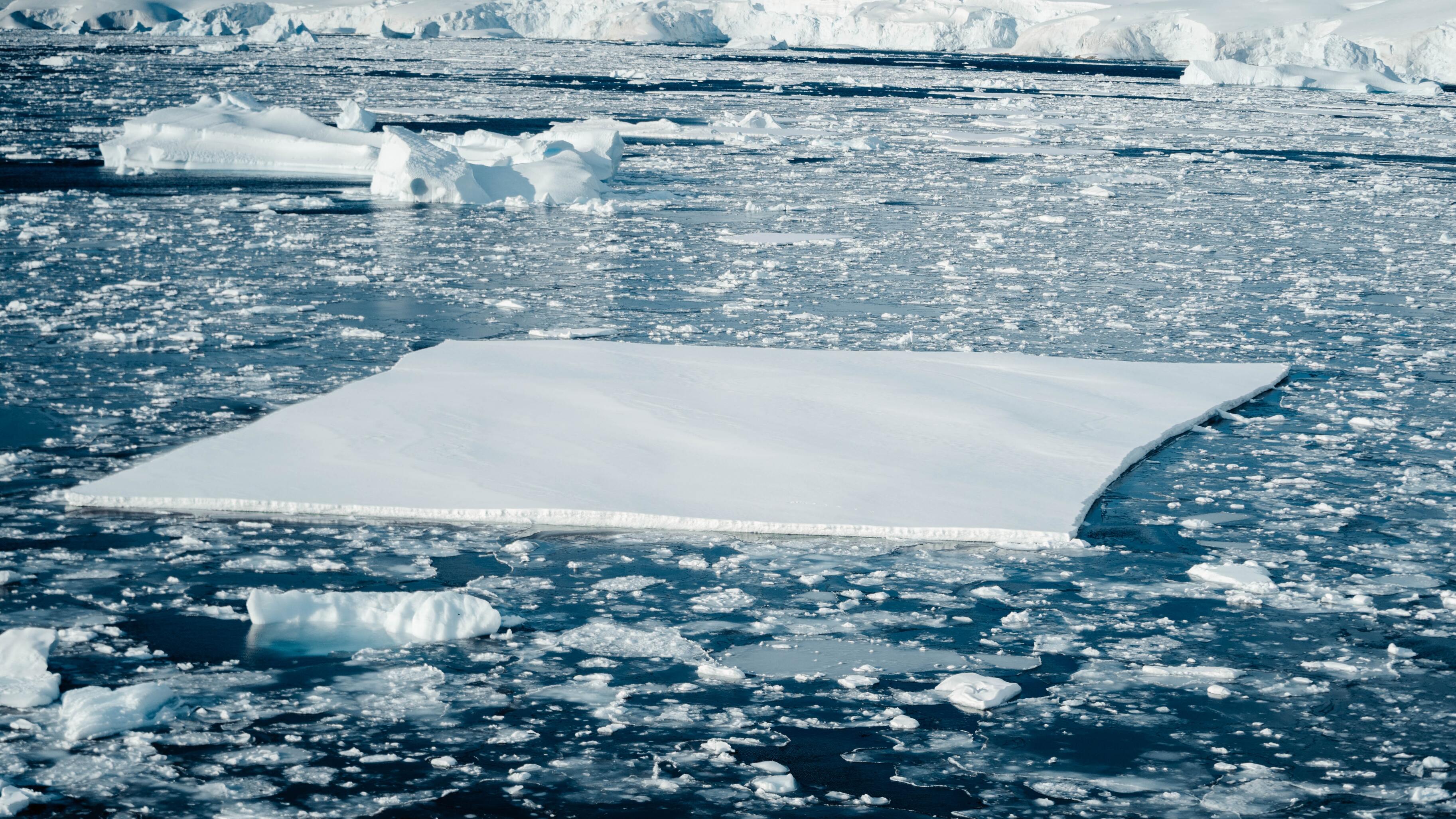 Конец близко Площадь льда вокруг Антарктиды достигла минимума