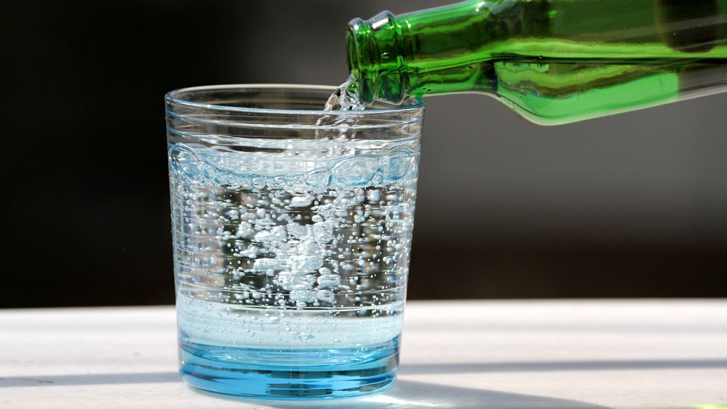 Почему пить много минеральной воды – опасно для здоровья