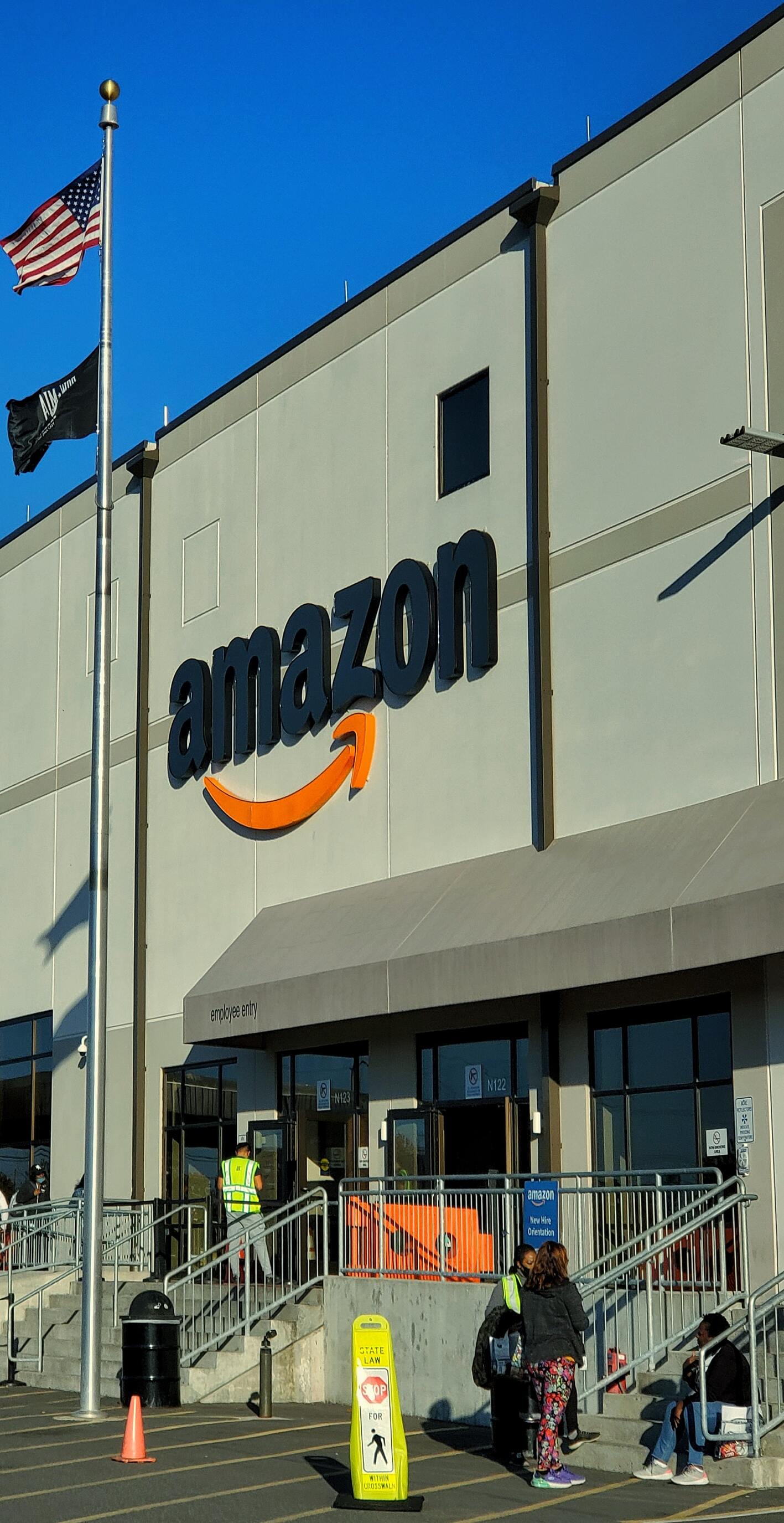 В США 30 тысяч сотрудников Amazon отказались возвращаться в офис