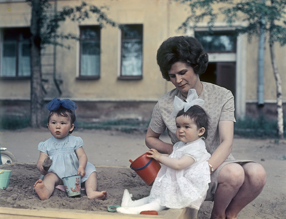 Валентина Терешкова с дочерью Алёной на детской площадке, 1965 г