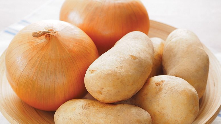 Почему картофель нельзя хранить вместе с луком