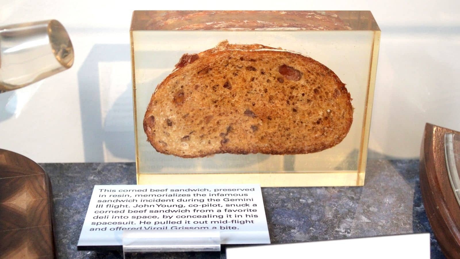 Контрабандный сэндвич с солониной, залит акрилом и выставлен на всеобщее обозрение в Мемориальном музее Гриссома в Митчелле, штат Индиана
