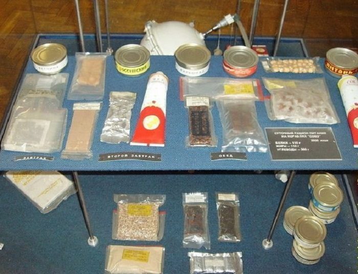 Суточный рацион космонавта советского корабля «Союз», к сублиматам добавили консервы в банках