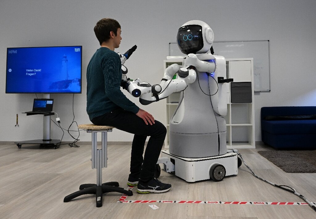 Не хватает работников: в Германии робот начал ухаживать за пожилыми