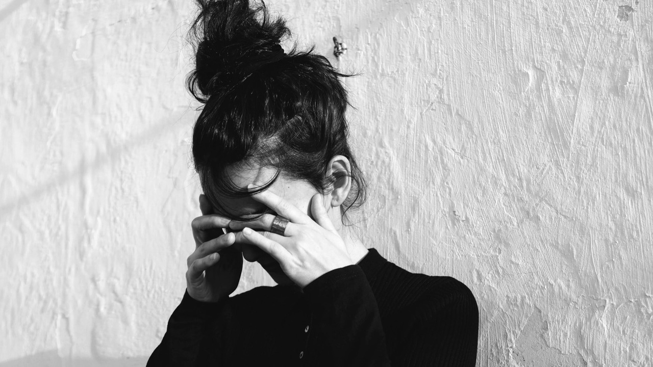 Невролог объяснила, чем панические атаки отличаются от сердечного ...