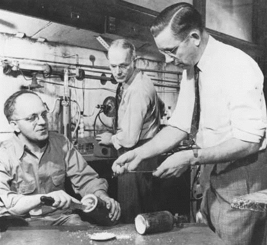 Реконструкция открытия тефлона в 1938 году. Слева направо: Джек Ребок, Роберт Мак-Харнесс и Рой Планкетт