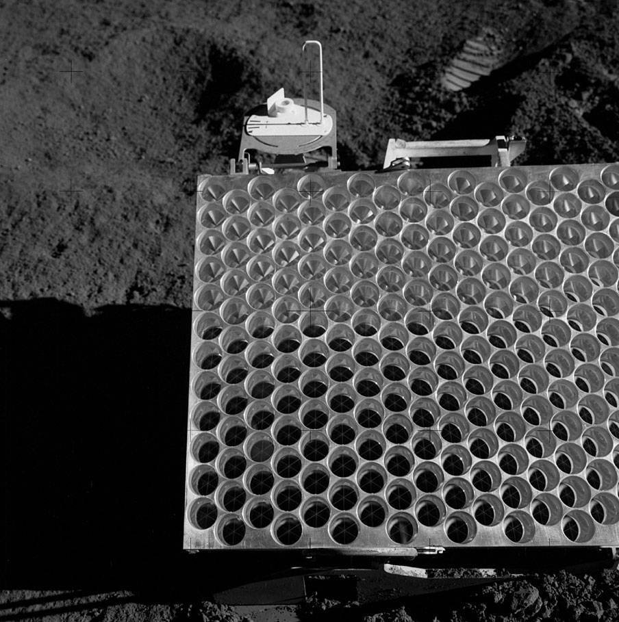 Часть лунного лазерного дальномера «Аполлона-15», который разместили на Луне