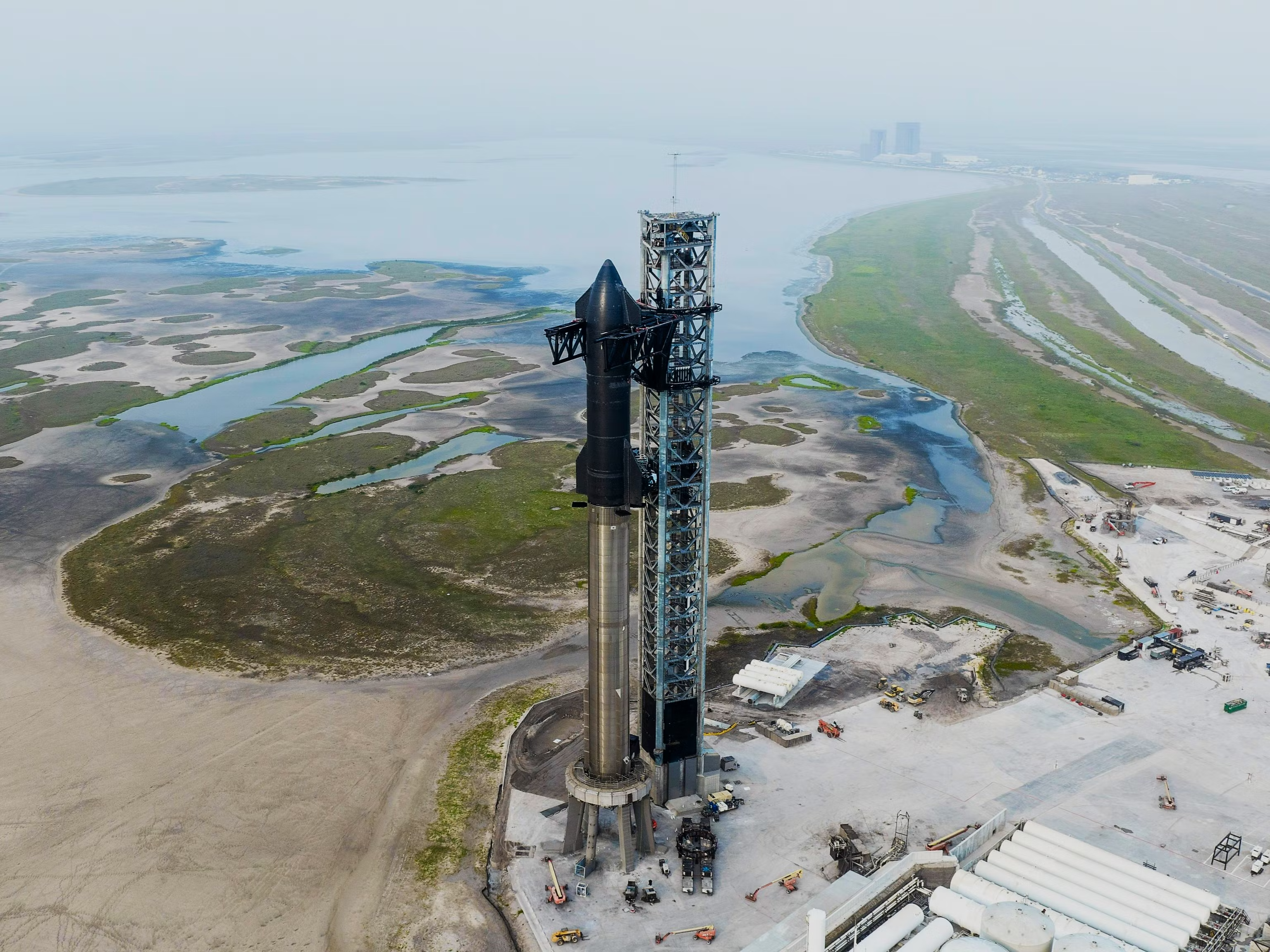 Когда и откуда SpaceX запустит самую большую ракету в истории
