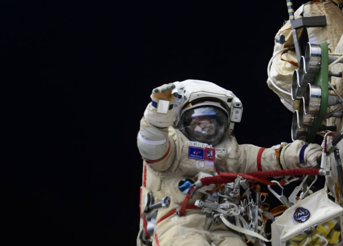 Российские космонавты на 6,5 часов вышли в открытый космос