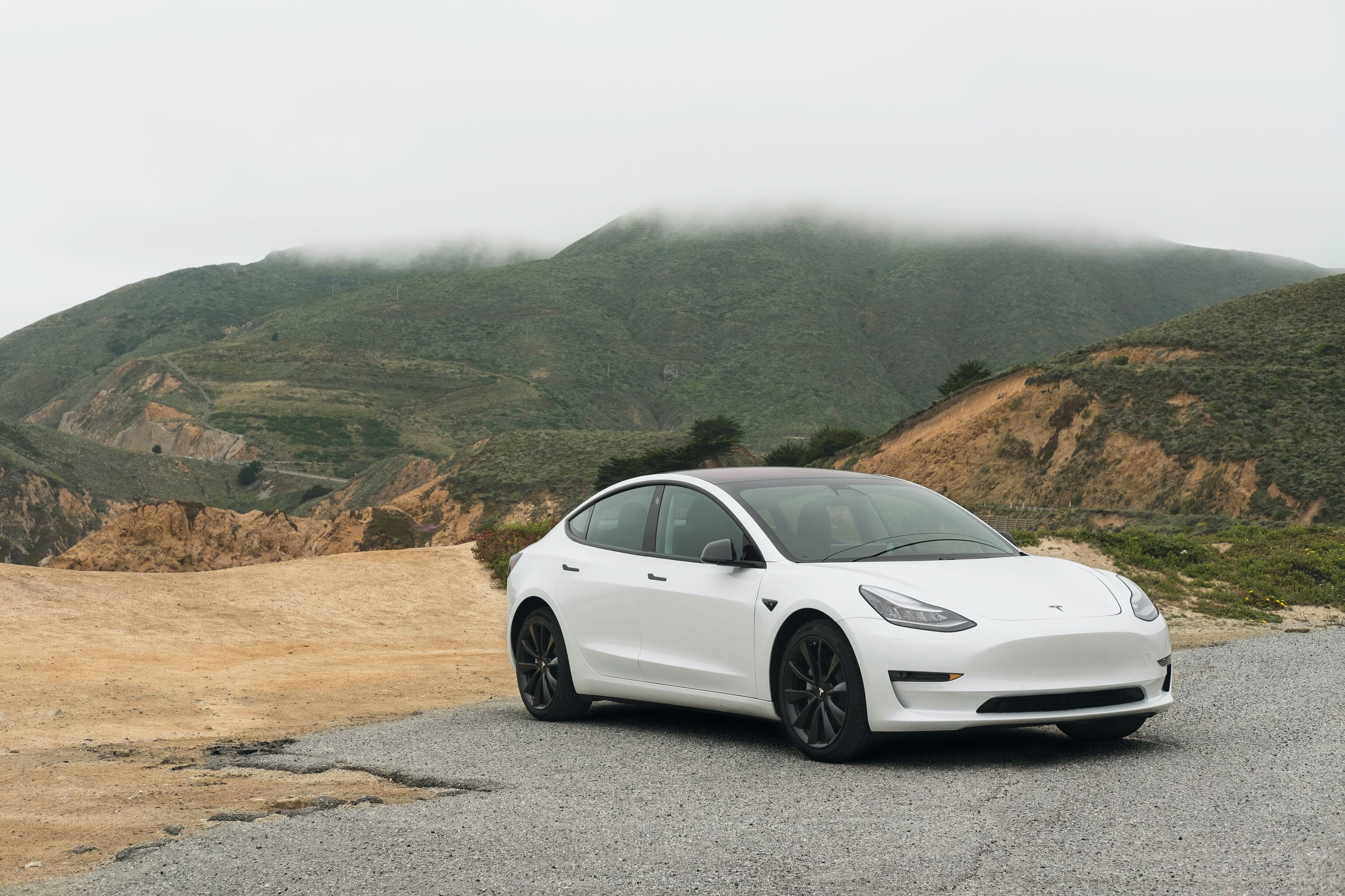 Tesla снизит стоимость своего автопилота