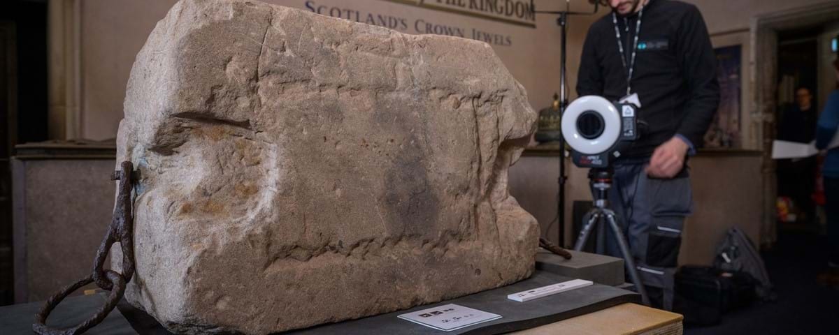 На «Камне Судьбы» XIII века нашли скрытые символы и аномалии