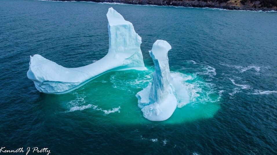 Недалеко от города Дилдо обнаружили айсберг в форме пениса