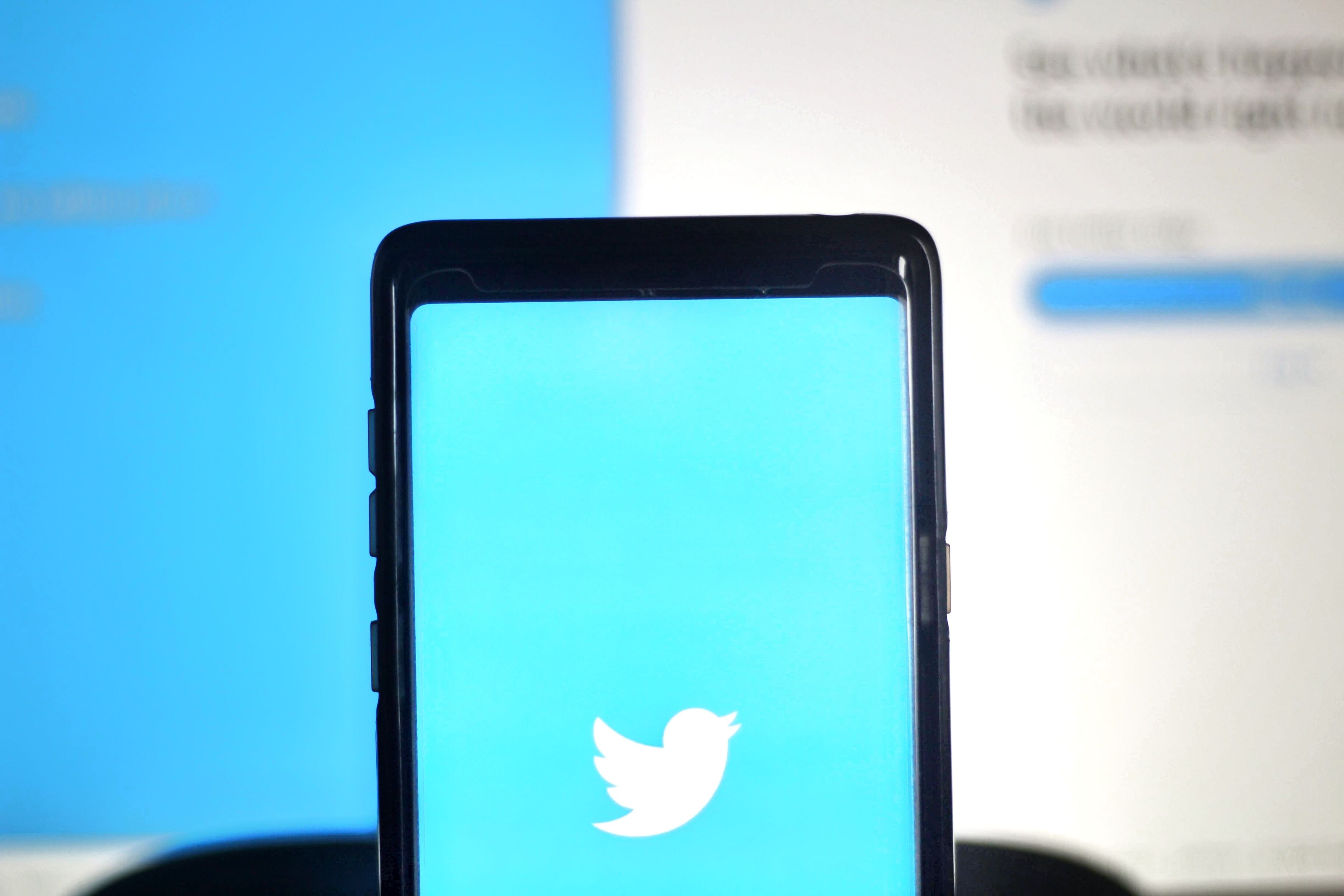 Саудовская Аравия стала крупнейшим акционером Twitter, а ее «шпионы» проникли в компанию