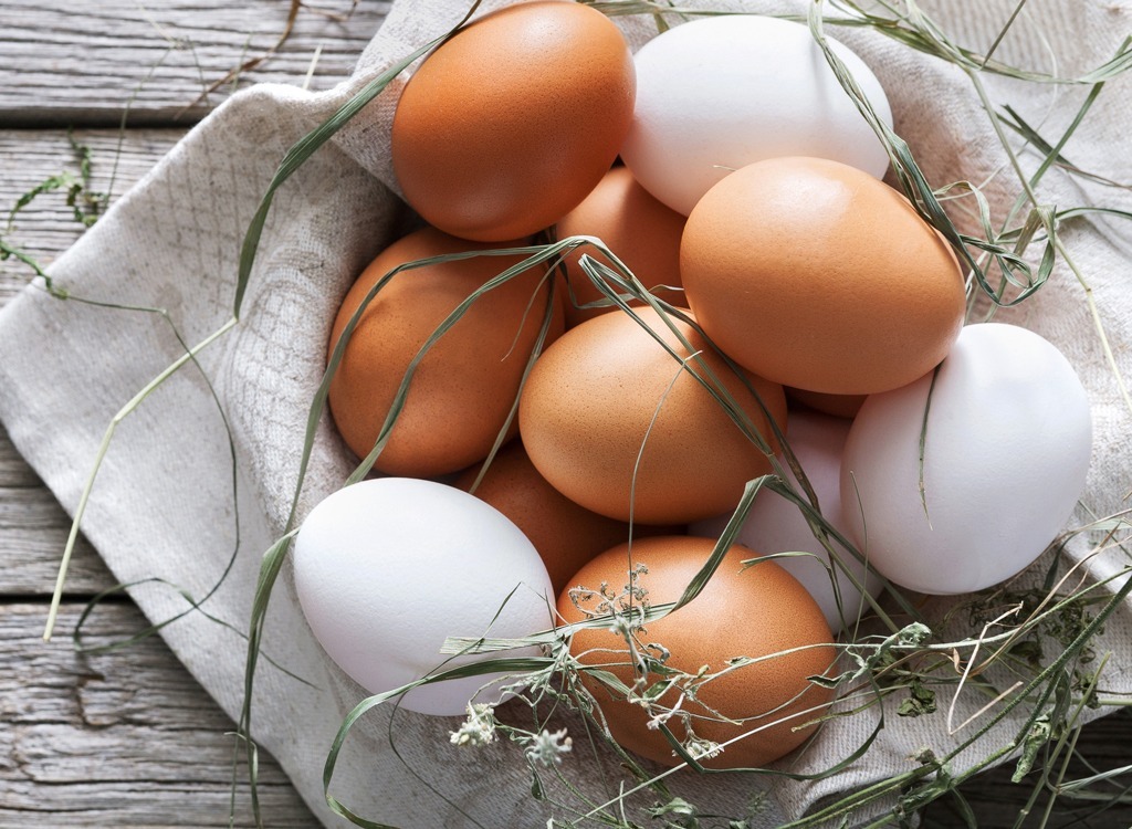 Какие яйца полезнее: белые или коричневые — ответила диетолог