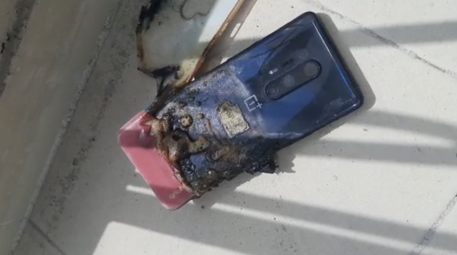 OnePlus 8 взорвался в постели у пользователя, пока он спал
