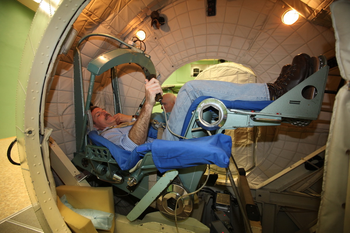 Человек живший в барокамере. Тренажёр центрифуга ЦФ-7. Центрифуга для Космонавтов 8 g. Центрифуга ЦФ-7 ЦПК. Центрифуга космос подготовка Космонавтов.