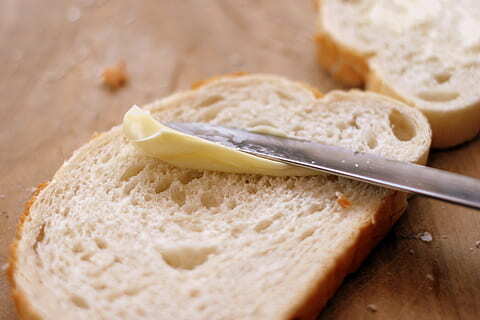 Придётся отказаться и от бутерброда на завтрак: диетолог назвала людей, которым вредно для здоровья есть белый хлеб с маслом