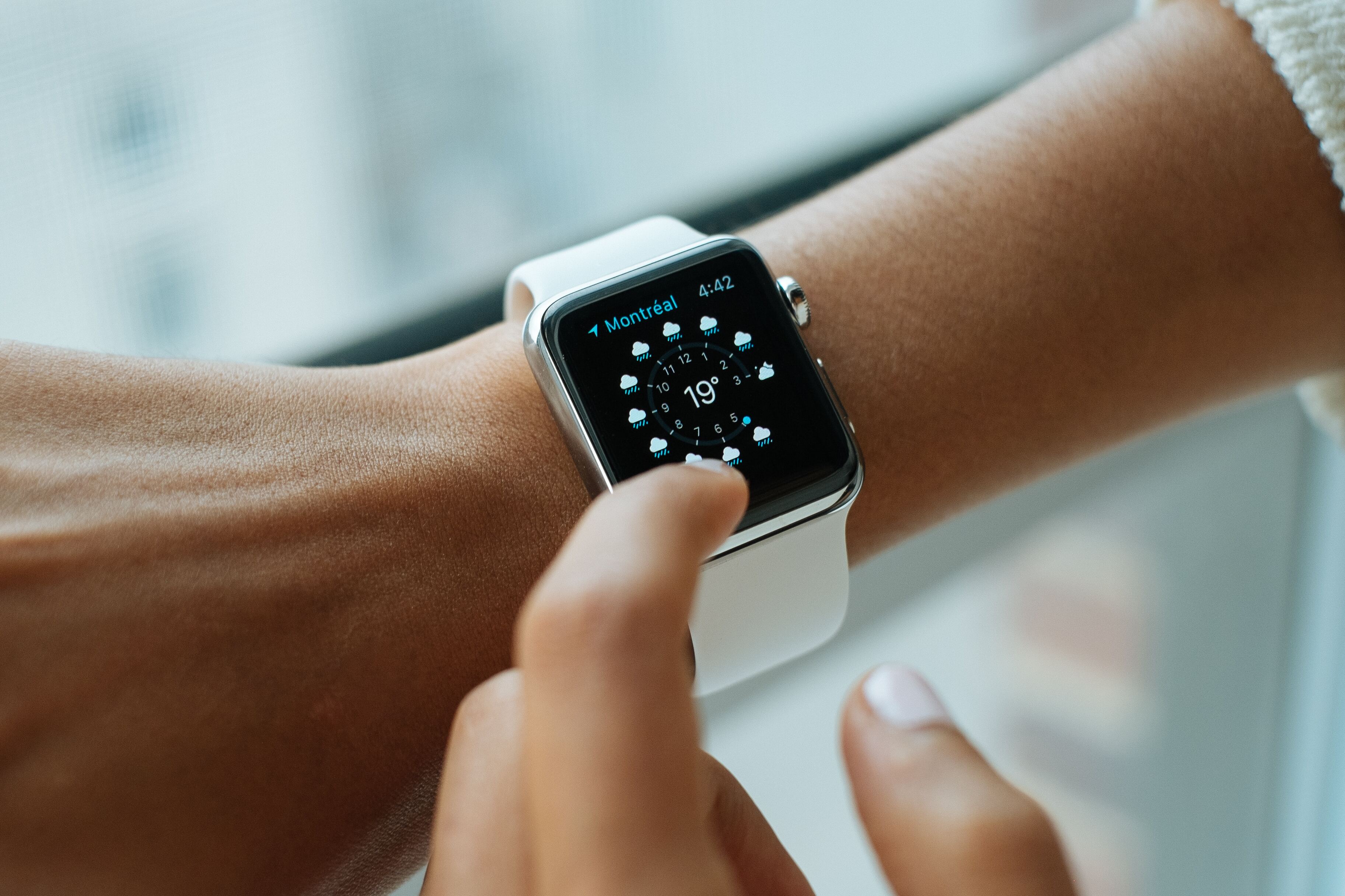 Apple разработала гибкий экран часов, который обхватывает запястье