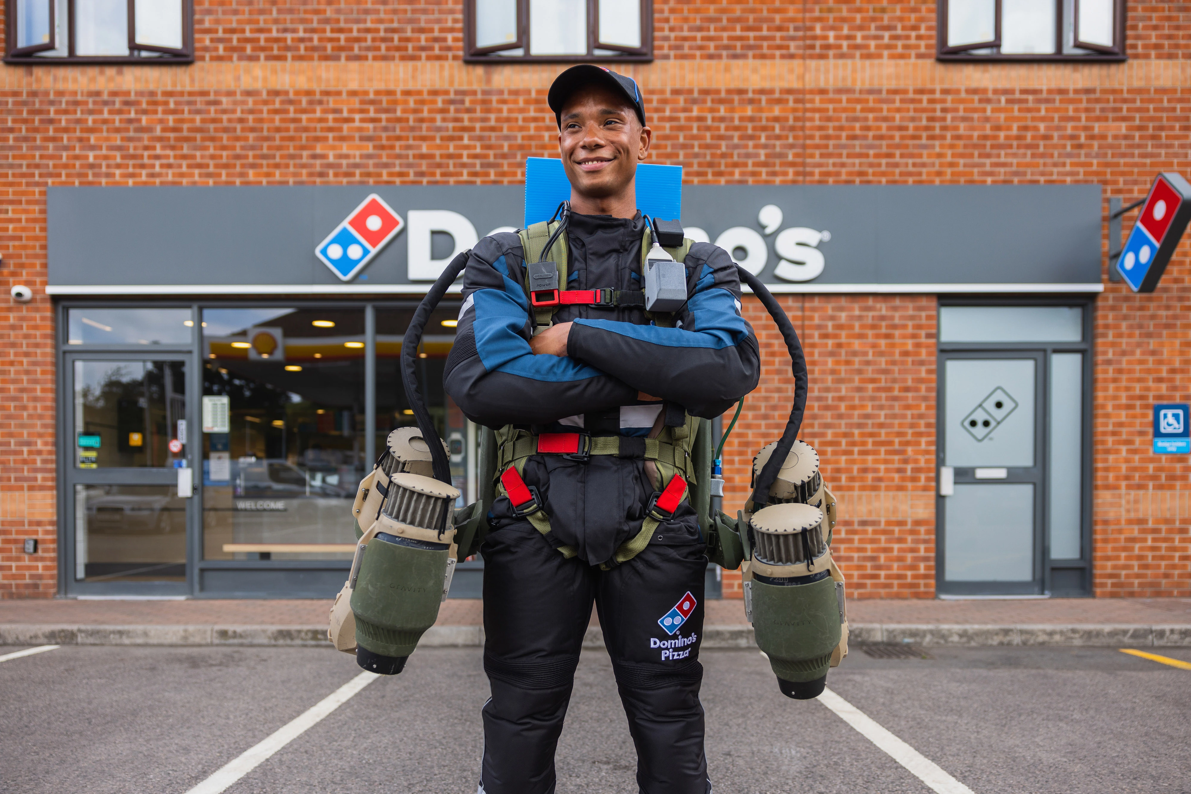 Пиццерии Domino’s начали доставлять еду на джетпаках