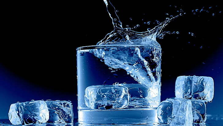 Почему в жару нужно пить воду комнатной температуры, а не ледяную