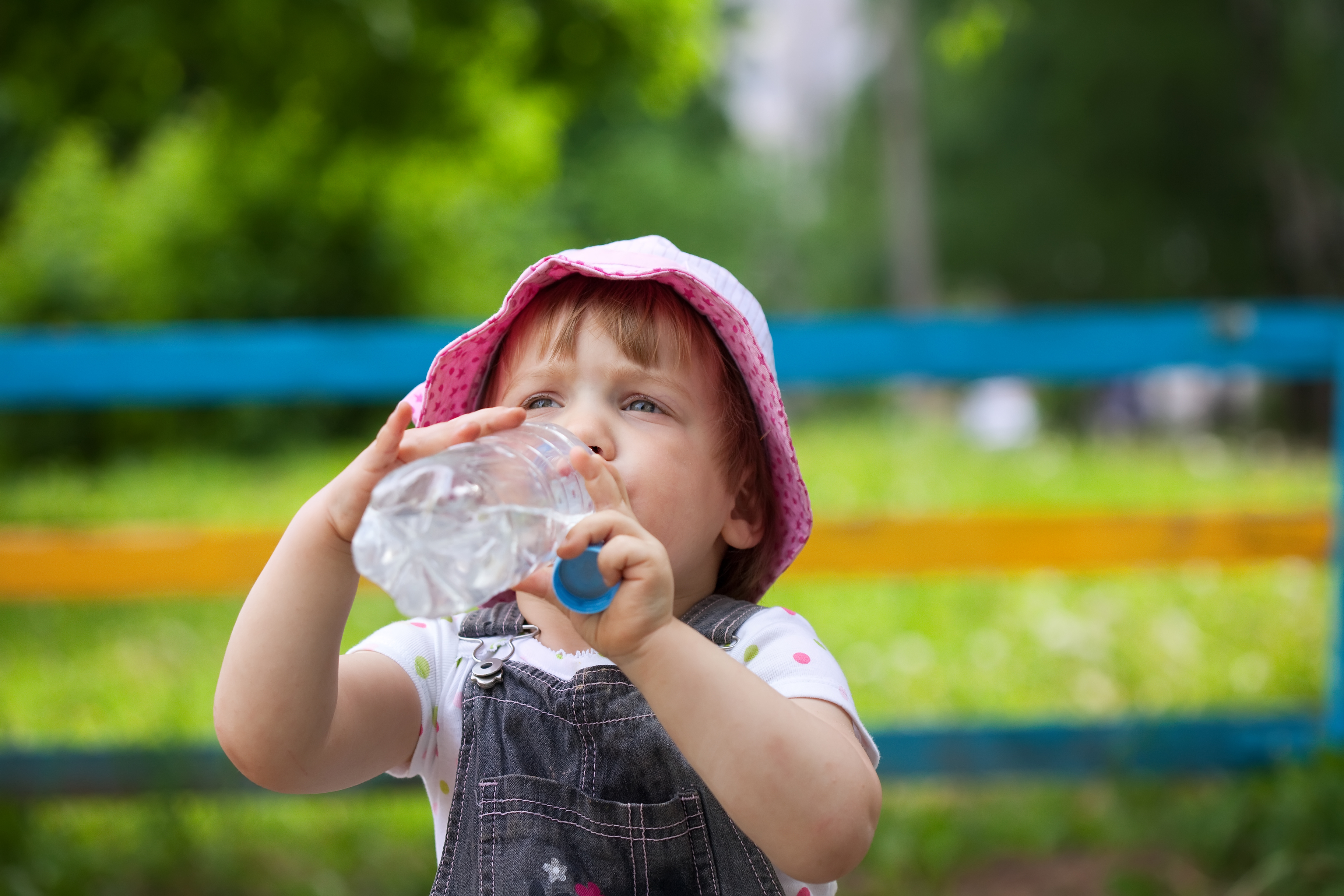 Младенцы пьют воду. Жажда у детей. Дети воды. Ребенок пьет. Ребенок пьет из бутылки.
