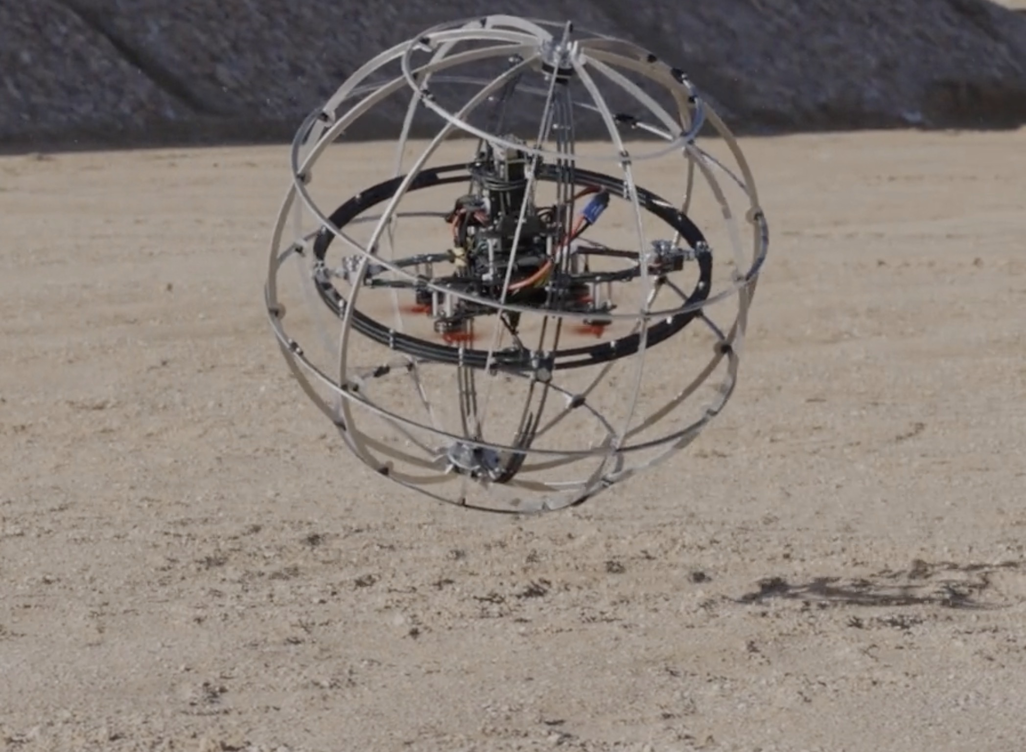 В США создали автономного гибридного робота, который способен летать и катиться