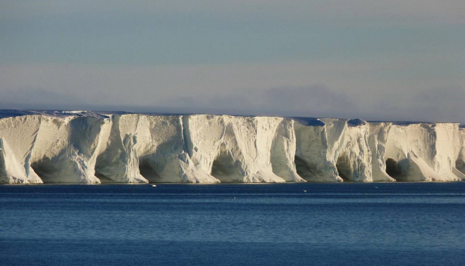 Российские ученые сообщили о «пробуждении» самого крупного айсберга на планете