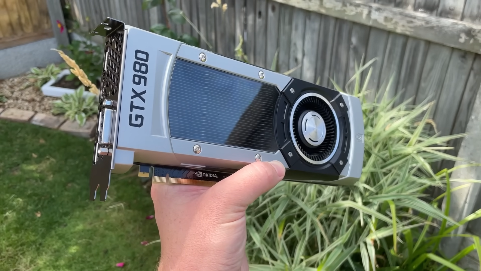 В старую GeForce GTX 980 распаяли 8 ГБ видеопамяти и проверили видеокарту в играх