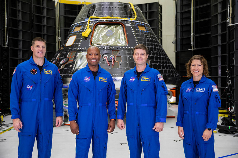 Американским астронавтам показали капсулы, на которых они полетят вокруг Луны в 2024 году