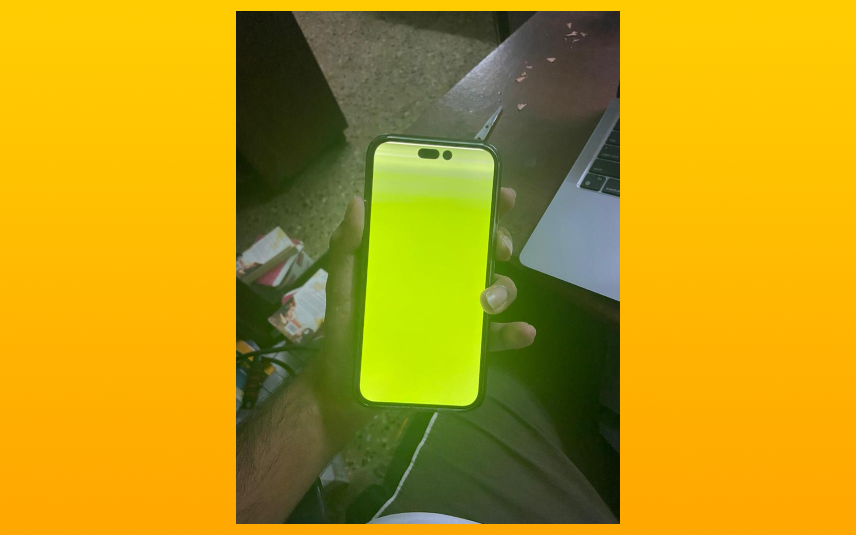 Необъяснимым образом экран iPhone 14 Pro Max стал полностью зеленым