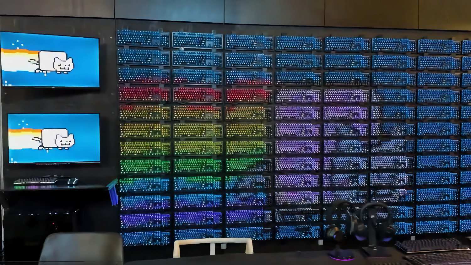 Из 96 клавиатур с RGB-подсветкой собрали гигантский экран