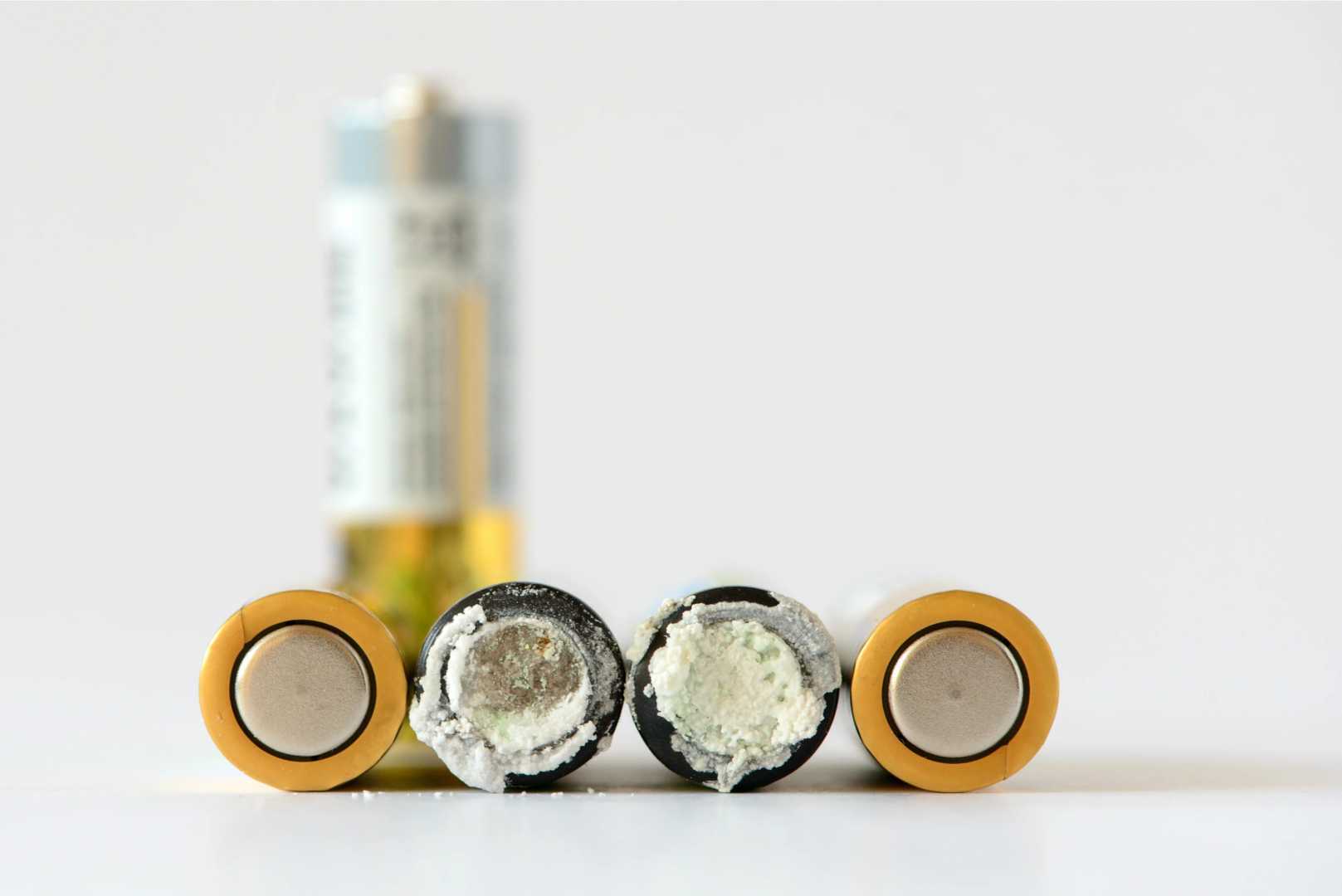 Почему старые батарейки могут протекать