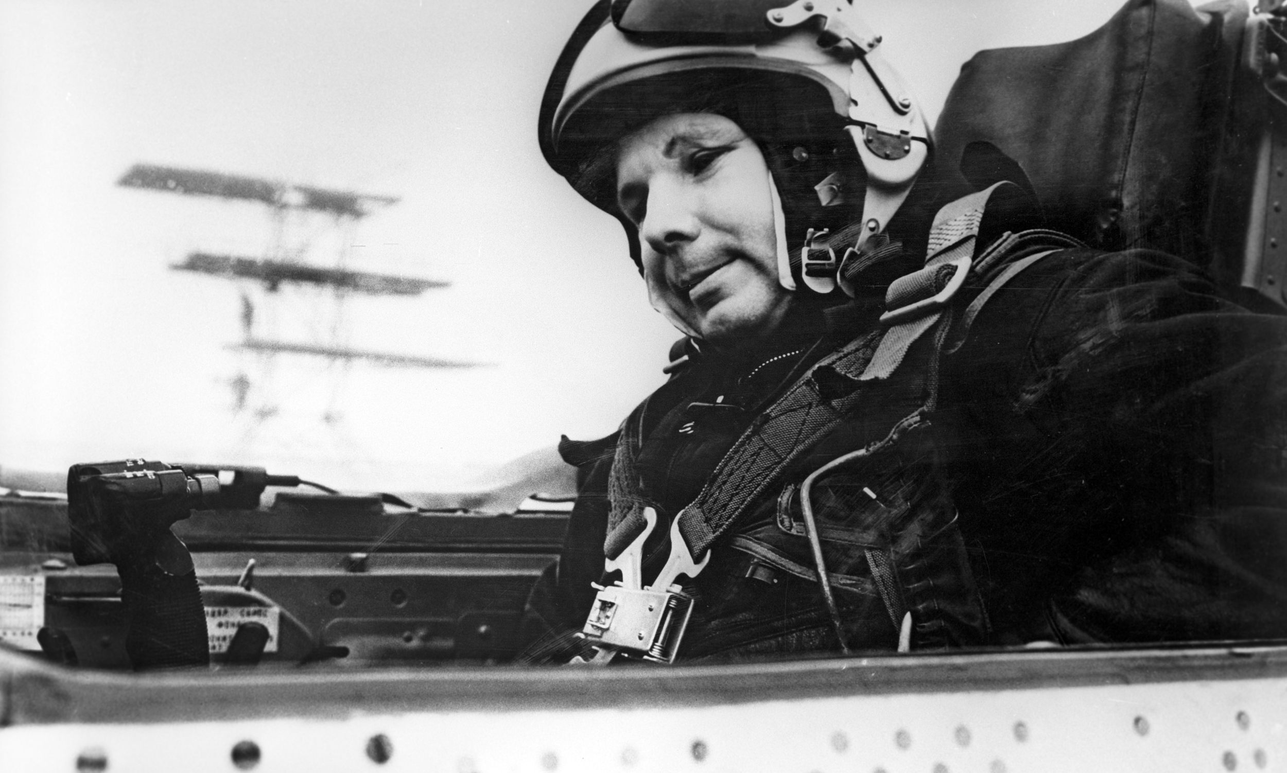 Первый самолет юрия гагарина. Летчики космонавты СССР Гагарин. Гагарин летчик испытатель.