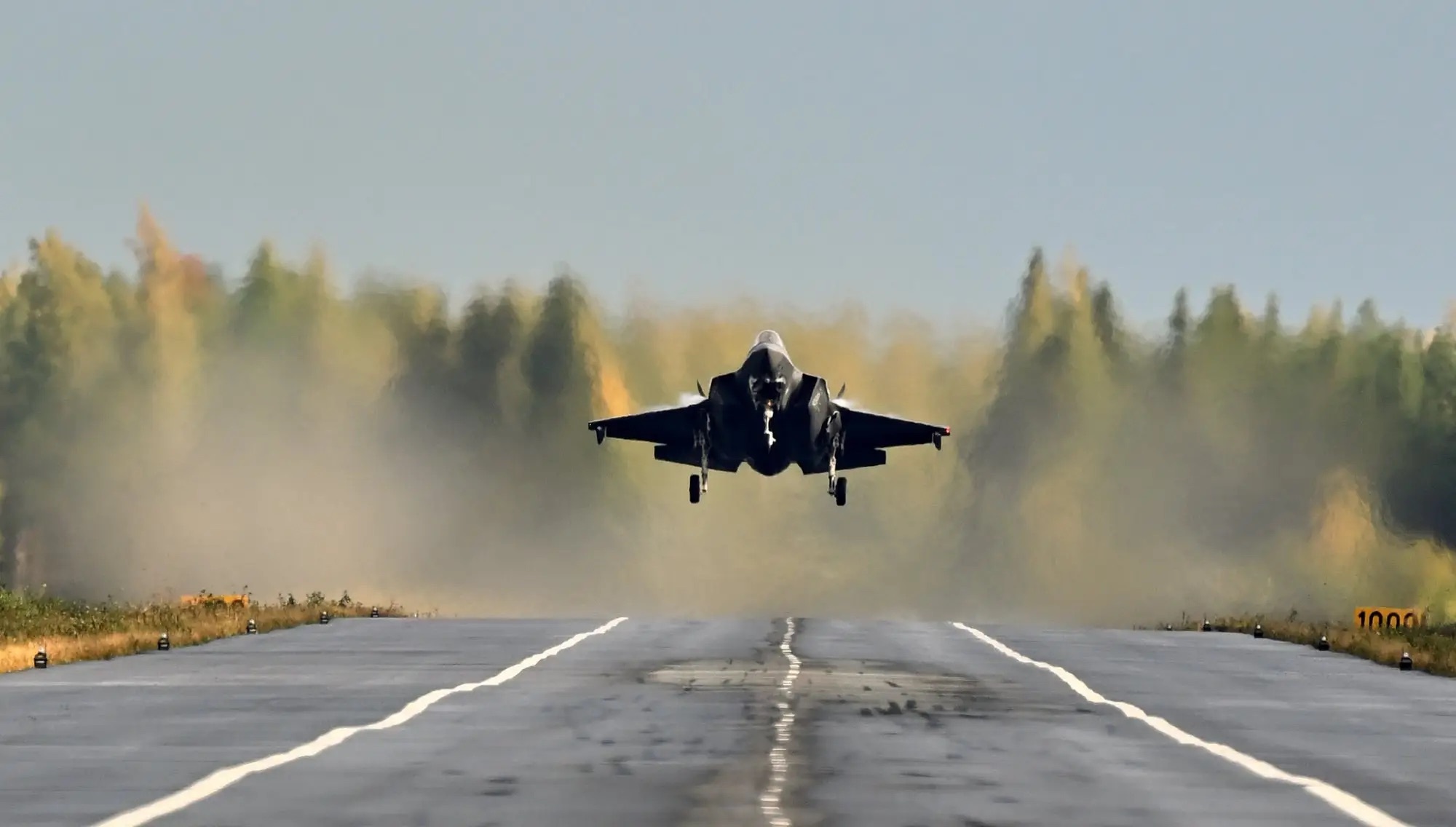 Во время учений истребитель F-35 впервые взлетел с шоссе