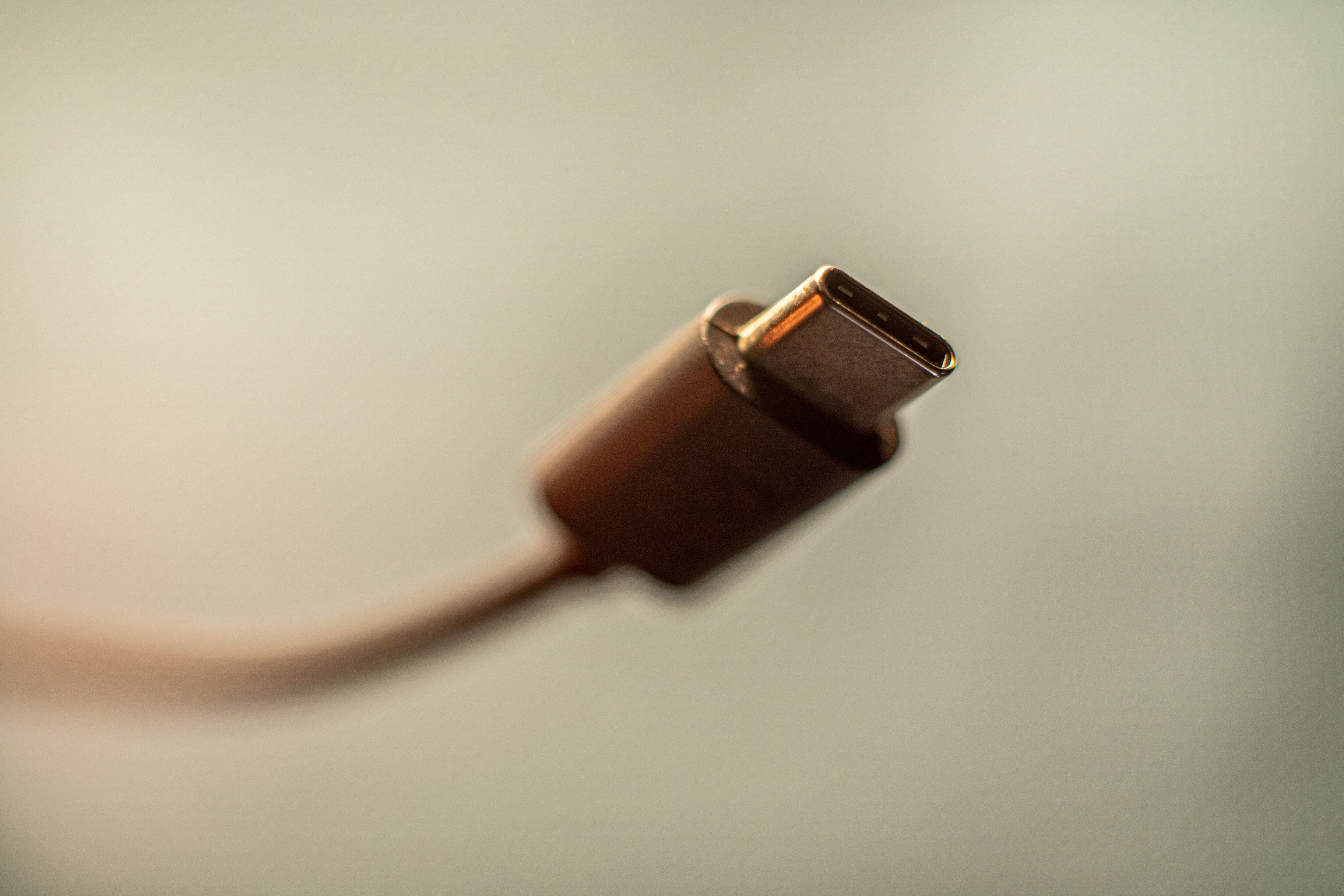 Магазины Apple посоветовали не использовать кабель USB-C от Android на iPhone 15