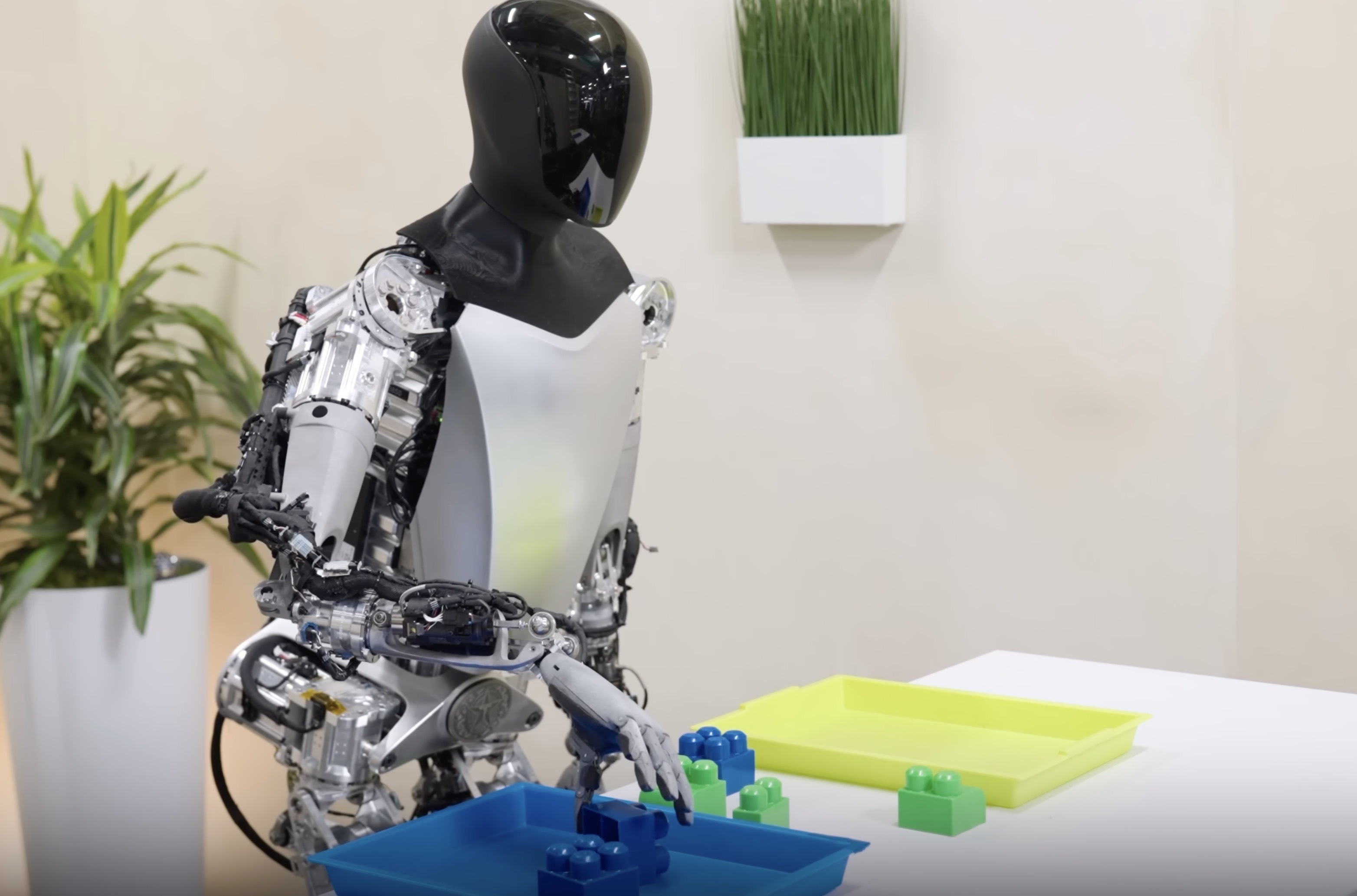 Tesla на видео показала, как робот-гуманоид занимается йогой
