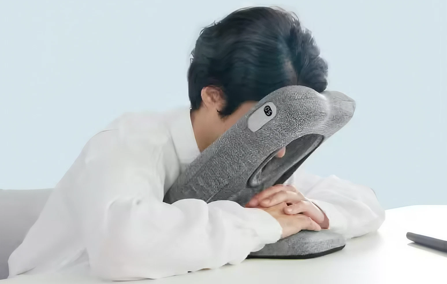 Мечта студента: японцы изобрели подушку для сна на работе прямо за столом со встроенным будильником