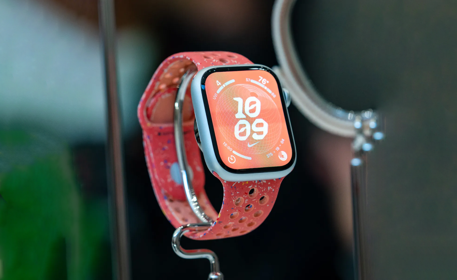 В России начались продажи новеньких умных часов Apple Watch Series 9