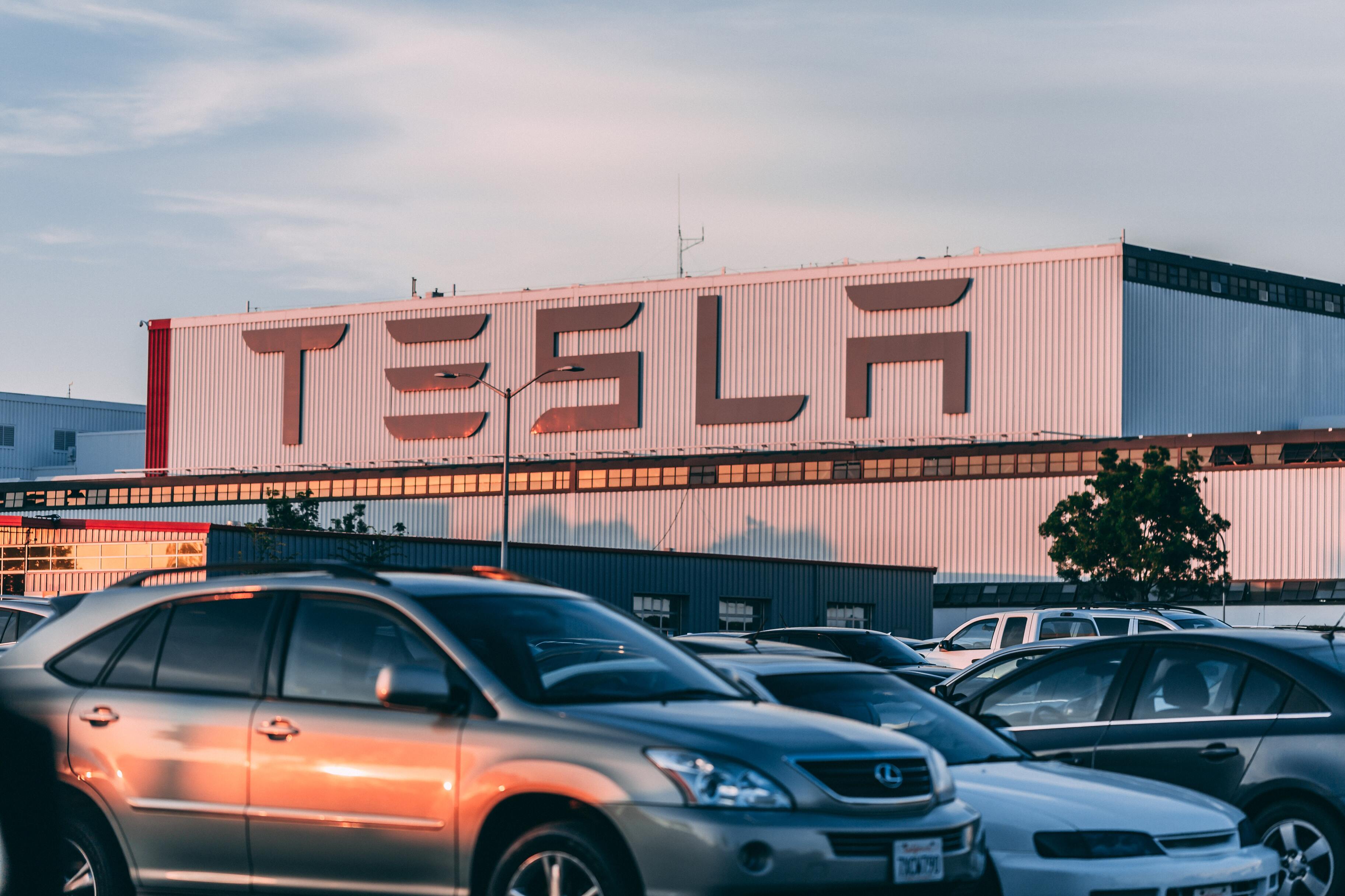 В Австралии Tesla оштрафовали за нарушение правил защиты детей от батареек