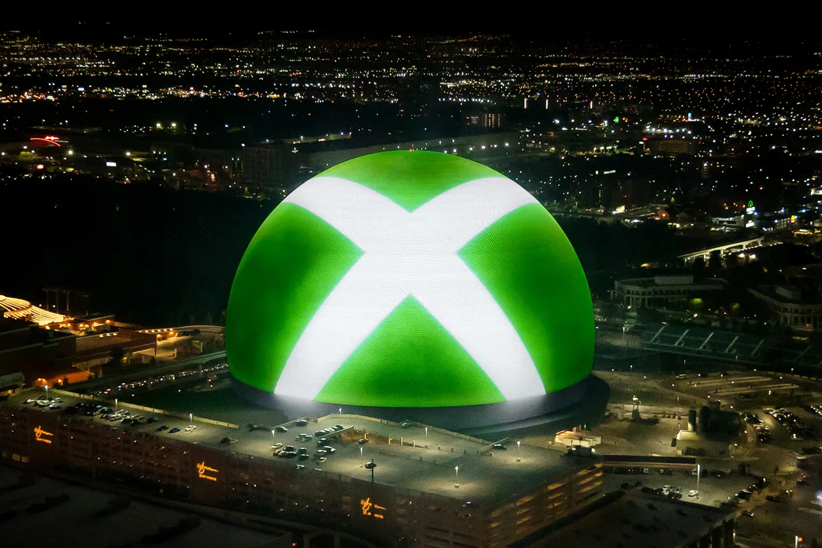 Xbox и Sony выкупили рекламу на гигантской сфере размером с небольшой квартал