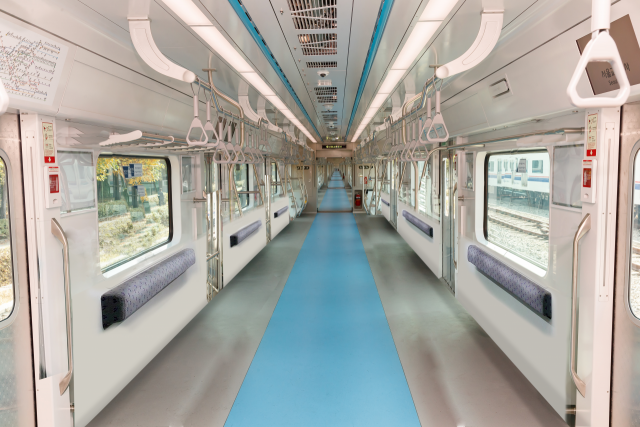В Южной Корее появятся вагоны метро без сидений из-за наплыва людей в часы пик
