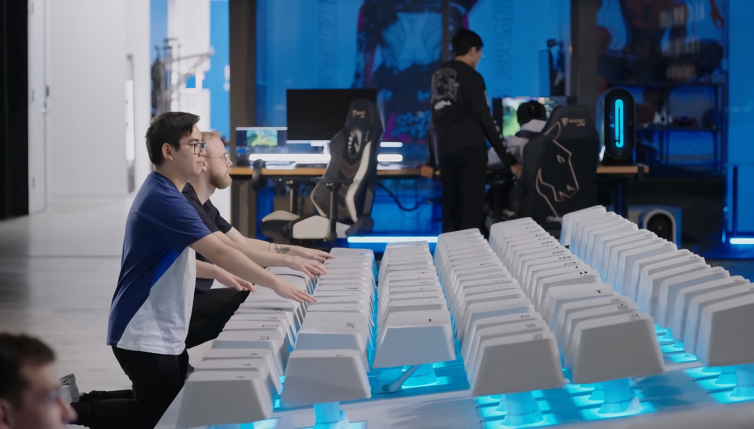 Бренд игровых ноутбуков Alienware создал 5-метровую клавиатуру и гигантскую мышь для работы с ней