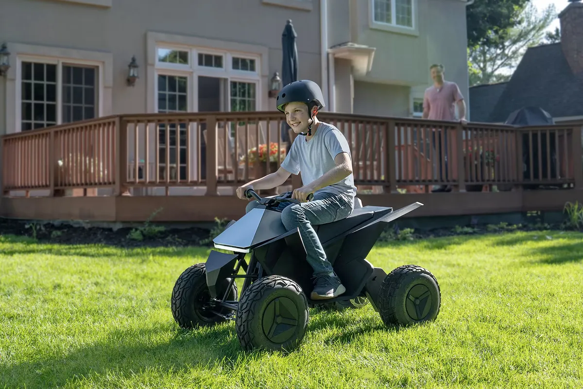Tesla вернула в продажу детский квадроцикл в стиле электропикапа Cybertruck