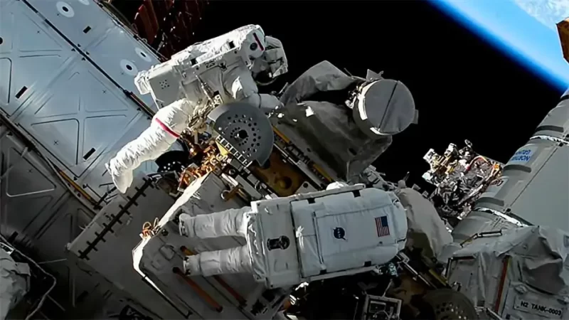 Выроненную космонавтами сумку можно увидеть в бинокль