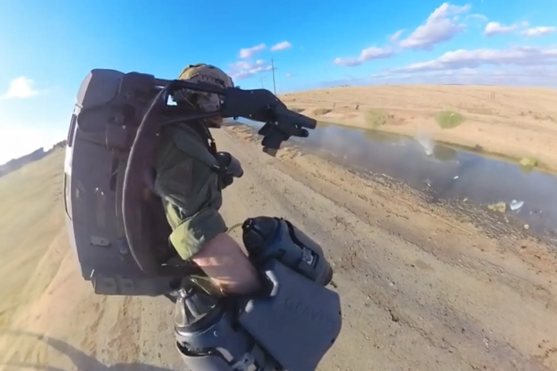 Gravity Industries создала летающий костюм с наплечным оружием в стиле железного человека