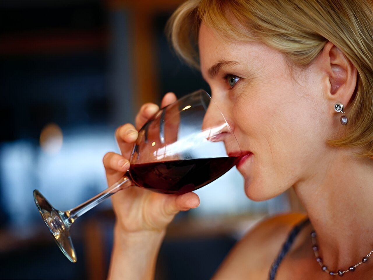 Вот как избежать пятен на зубах от красного вина