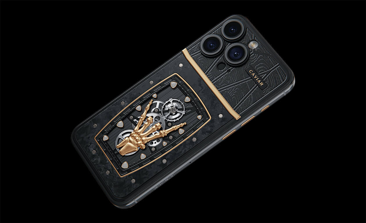 В России создали панковский iPhone 15 Pro с «рокерской козой» на корпусе за 2 млн рублей